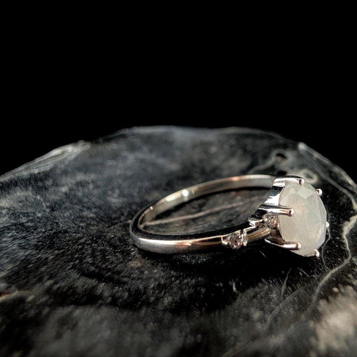 Oval rainbow moonstone and white topaz ring | 925 Sterling Silver