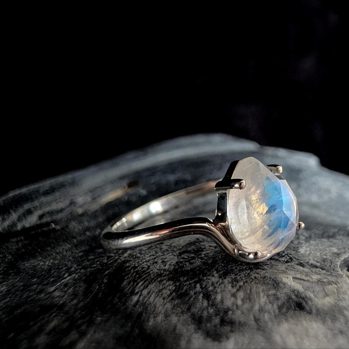 Pear cut rainbow moonstone ring | 925 Sterling Silver