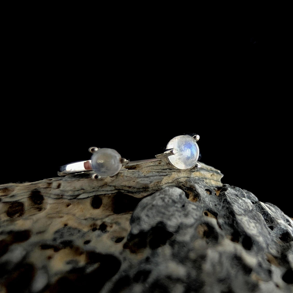 Dainty rainbow moonstone ring | 925 Sterling Silver