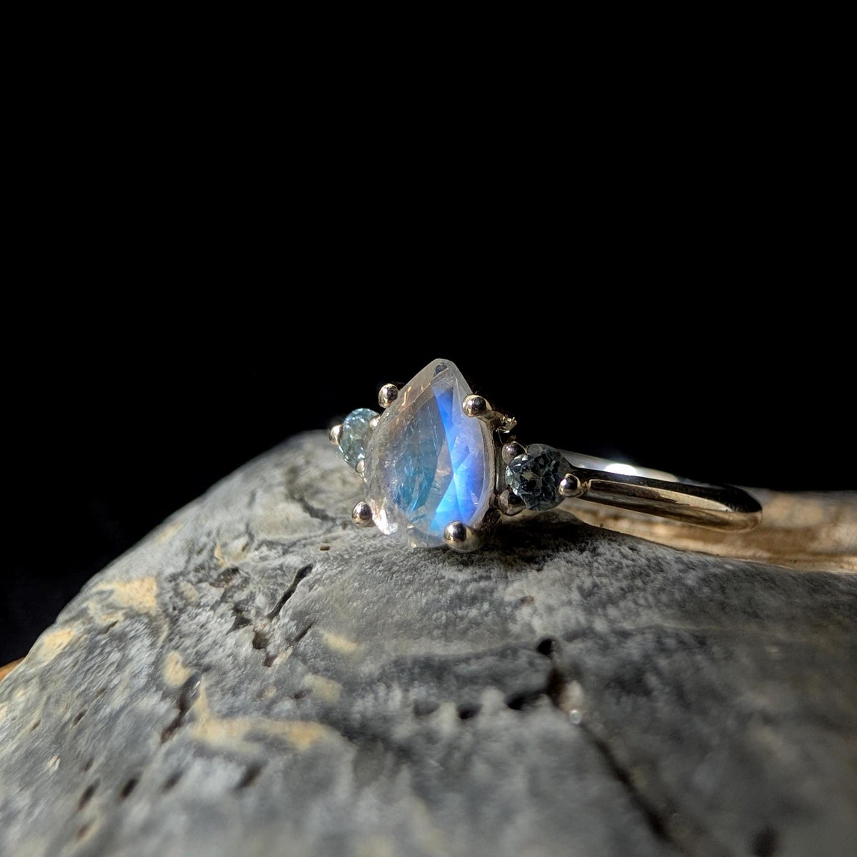 Elegant rainbow moonstone & white topaz ring | 925 Sterling Silver