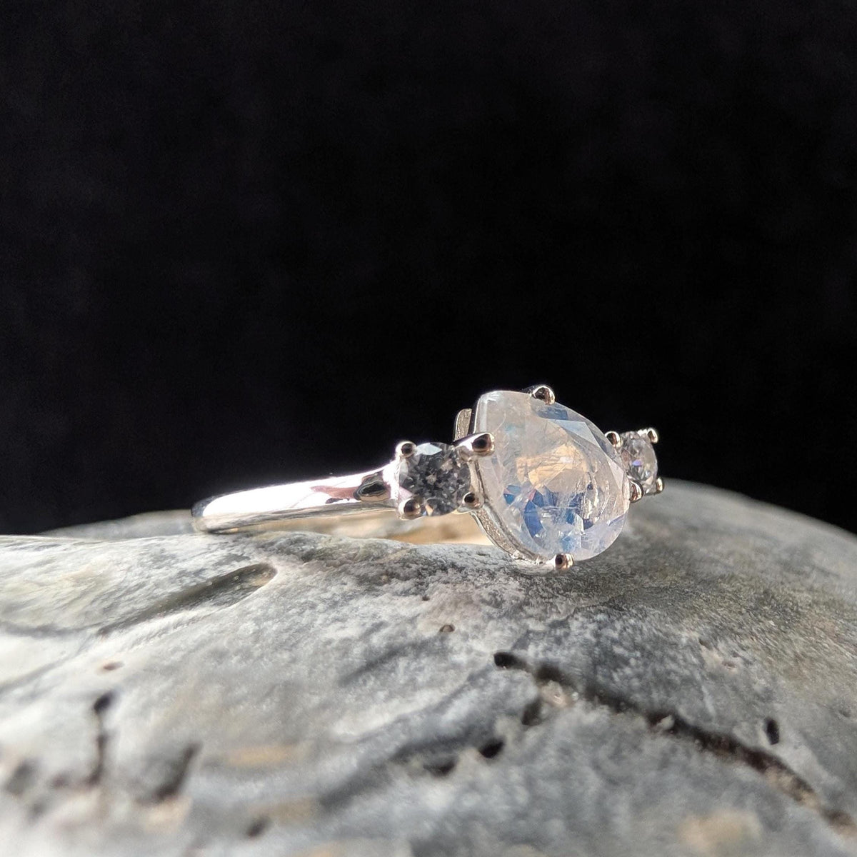 Pear rainbow moonstone and white topaz ring | 925 Sterling Silver