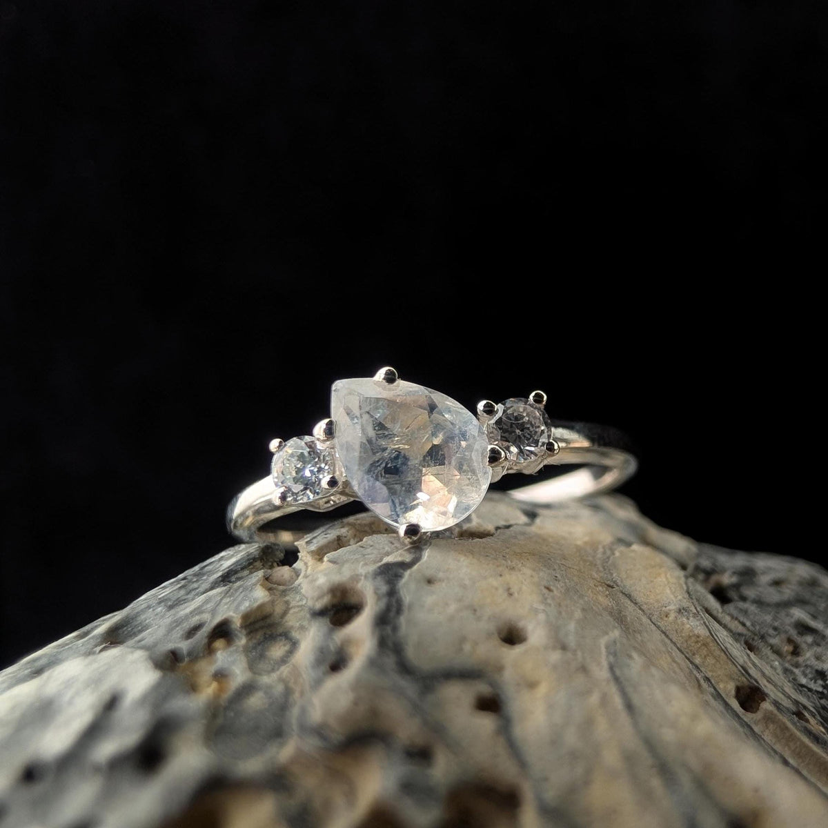 Pear rainbow moonstone and white topaz ring | 925 Sterling Silver