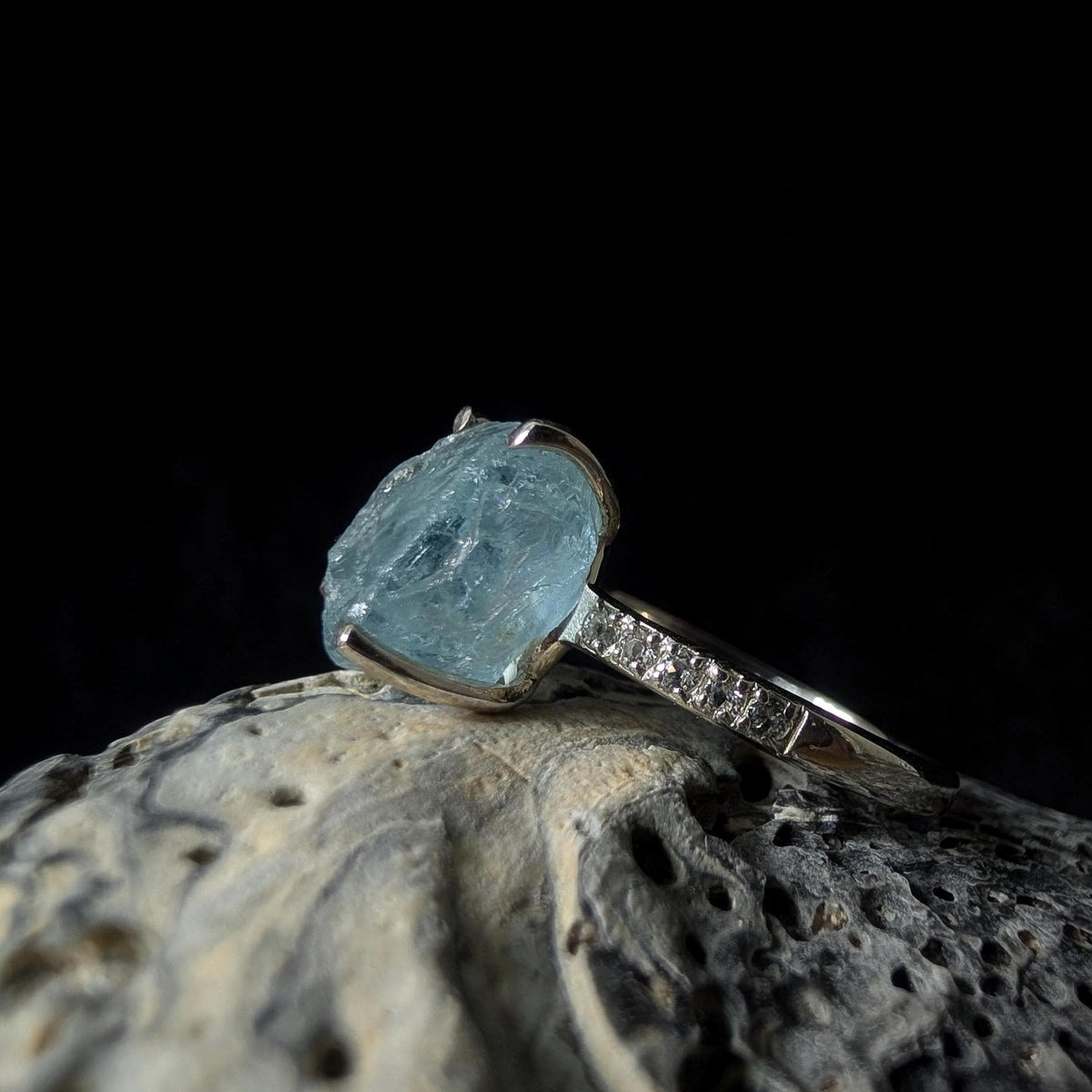 Raw natural aquamarine and white topaz ring | 925 sterling silver
