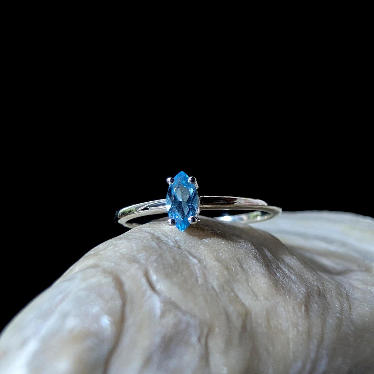Minimalist natural blue topaz ring | 925 Sterling Silver