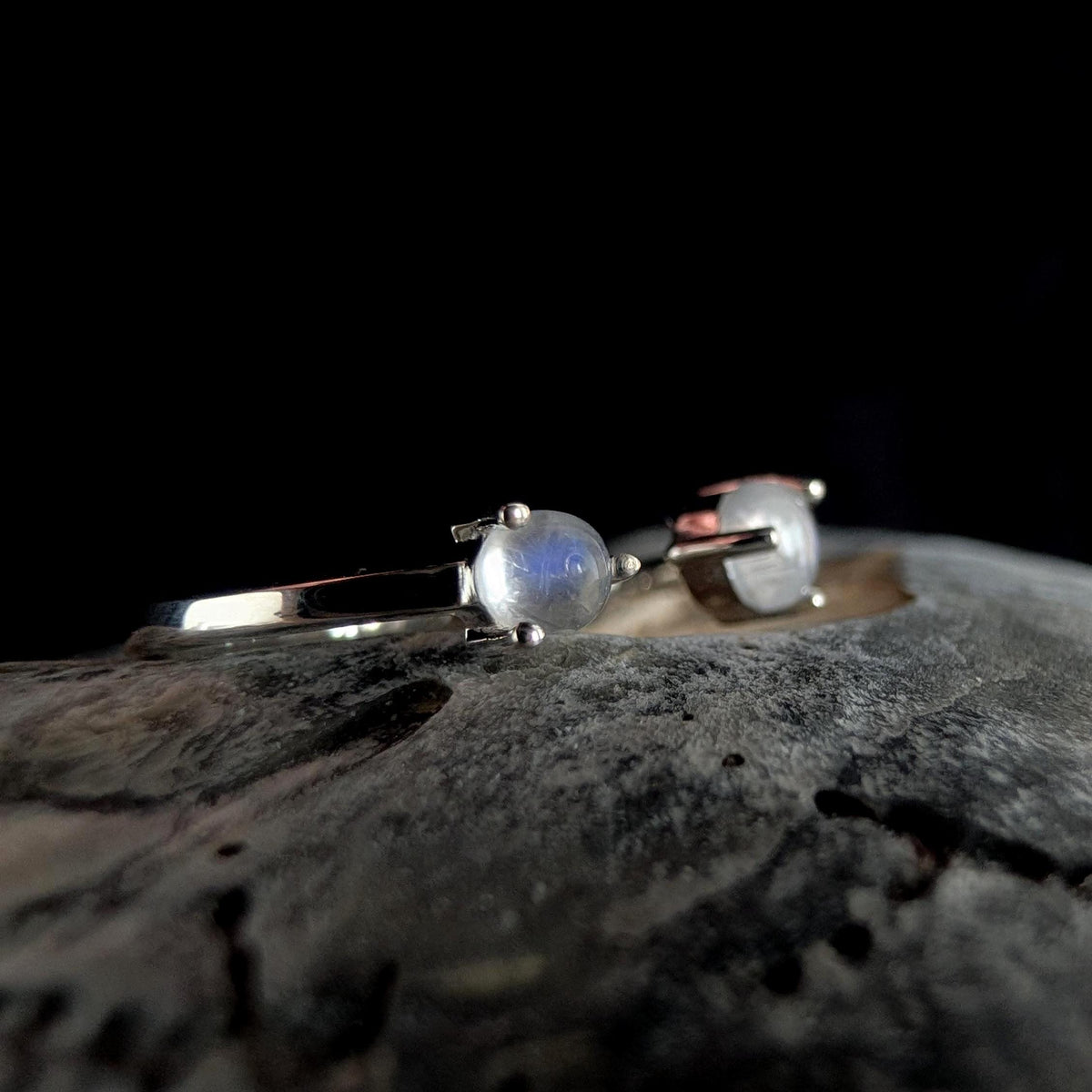 Dainty rainbow moonstone ring | 925 Sterling Silver