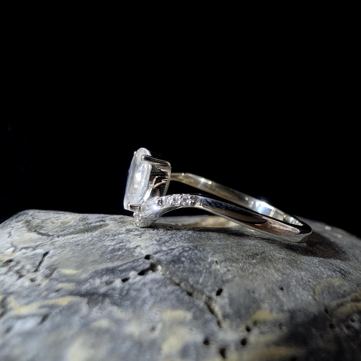 Elegant rainbow moonstone & blue topaz ring | 925 Sterling Silver