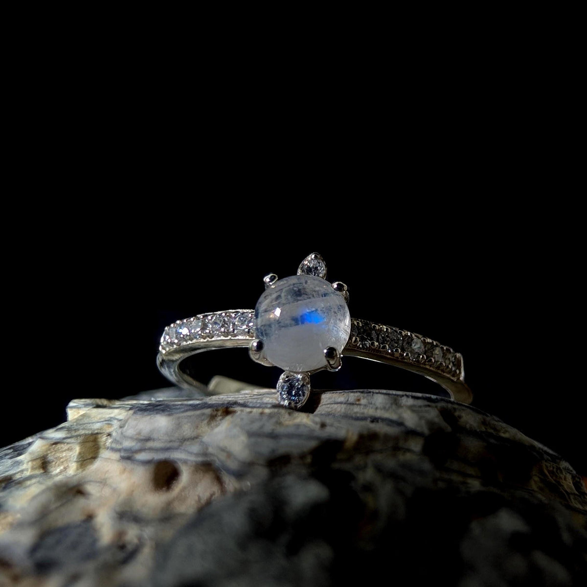Round rainbow moonstone and white topaz ring | 925 Sterling Silver
