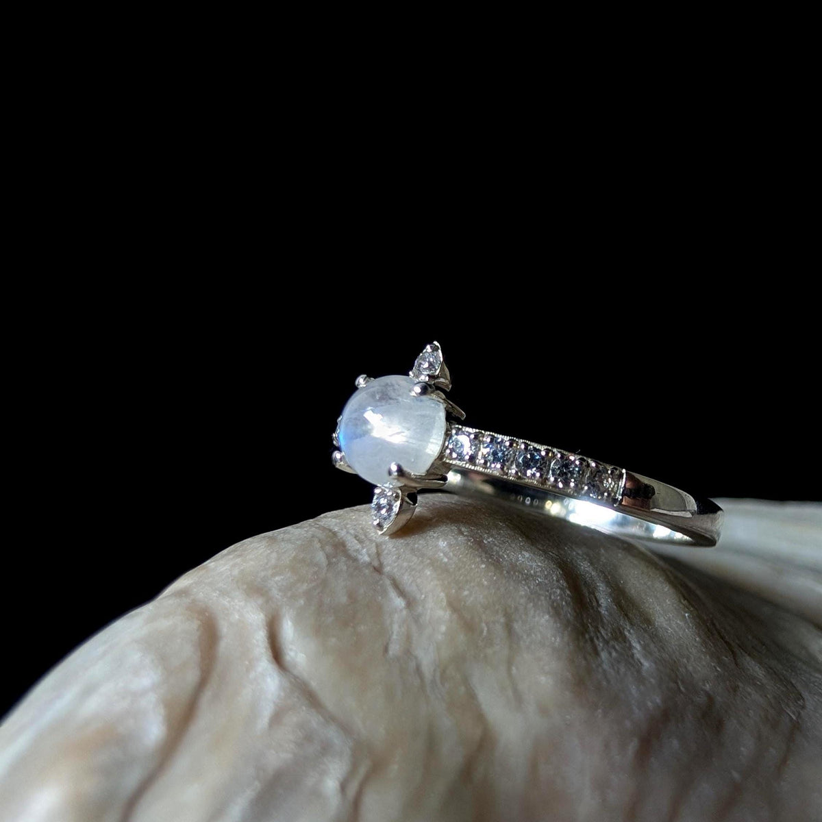 Round rainbow moonstone and white topaz ring | 925 Sterling Silver